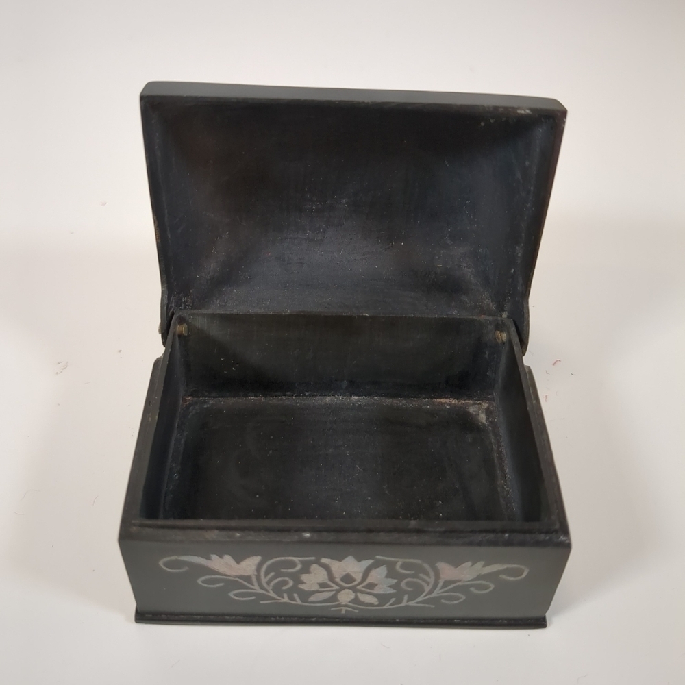 Bidri metal handcrafted floral silver inlay small trinket box - Picture 9 of 12